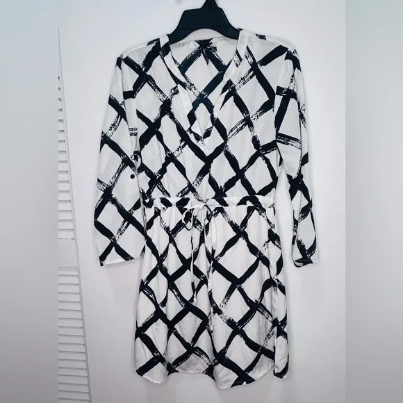 Black and White Geometric Dress - Picture 3 of 11